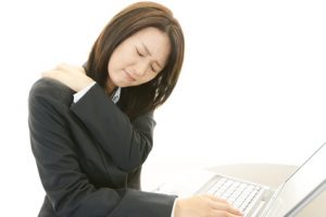 肩痛を訴える女性